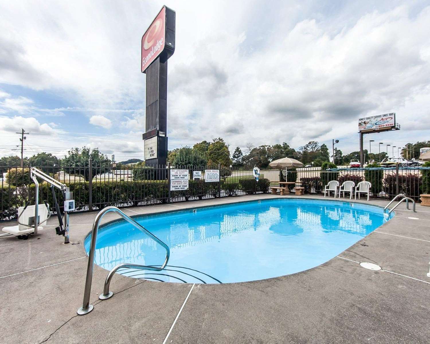Econo Lodge Lenoir City 29/33