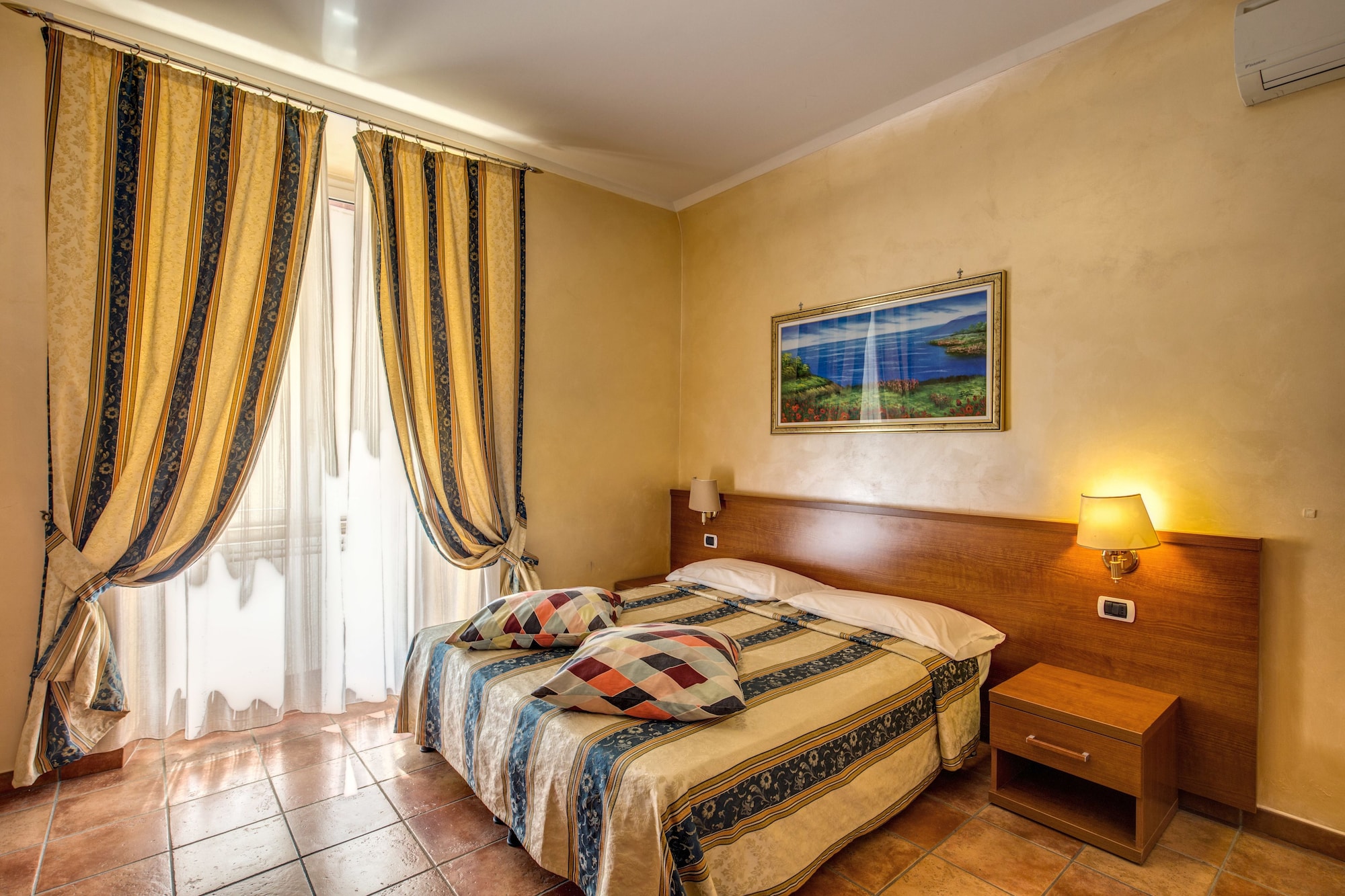 ROOM, DOUBLE BED