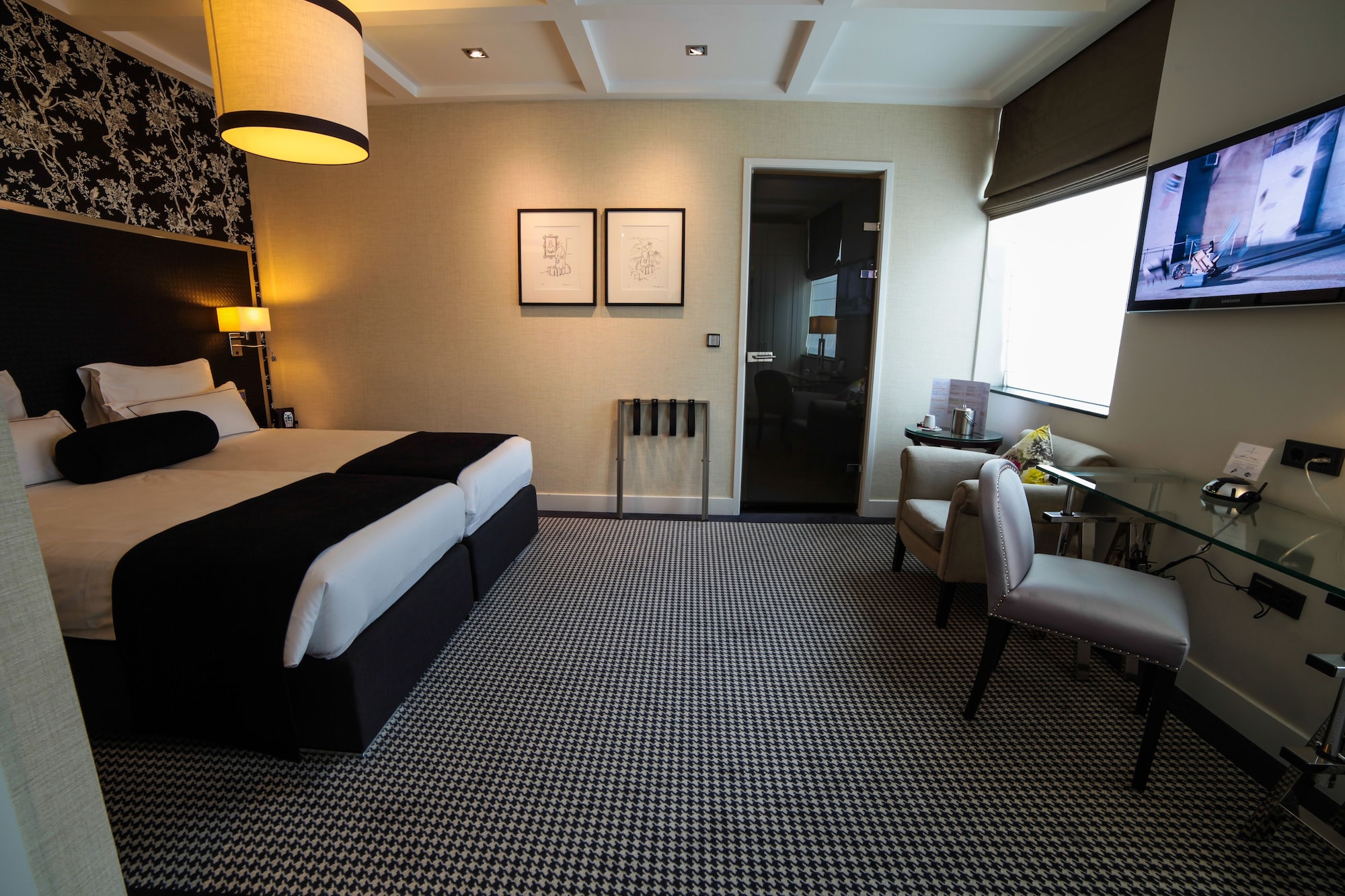 DELUXE, TWIN BEDS, CITY VIEW