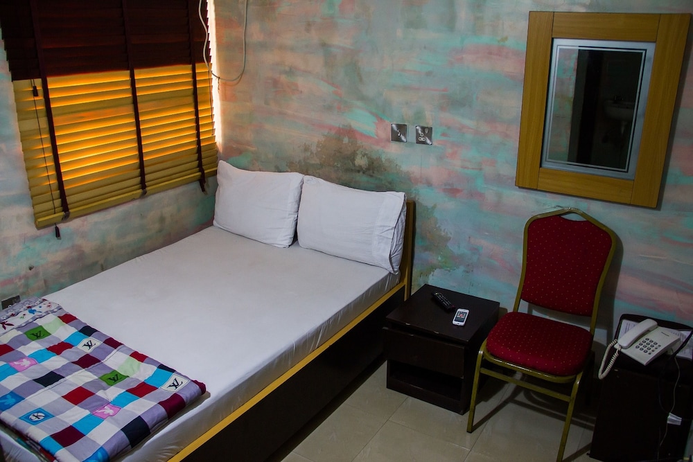 Glasshouse Hotel And Suites 34/35