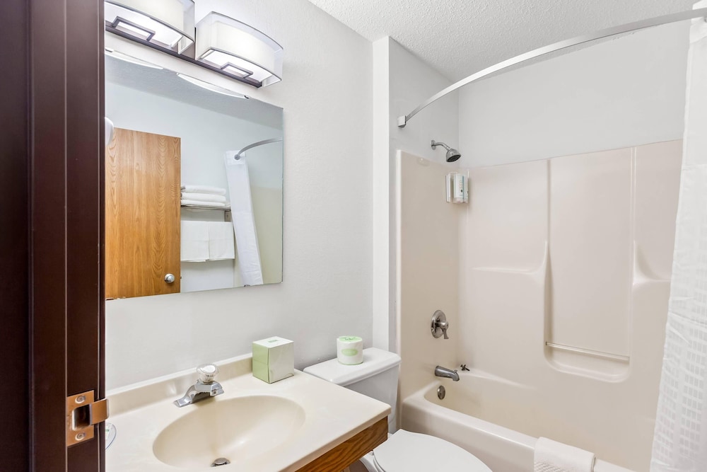 Standard, 2 Double Beds, Quality Inn & Suites Howe - Sturgis 4/4