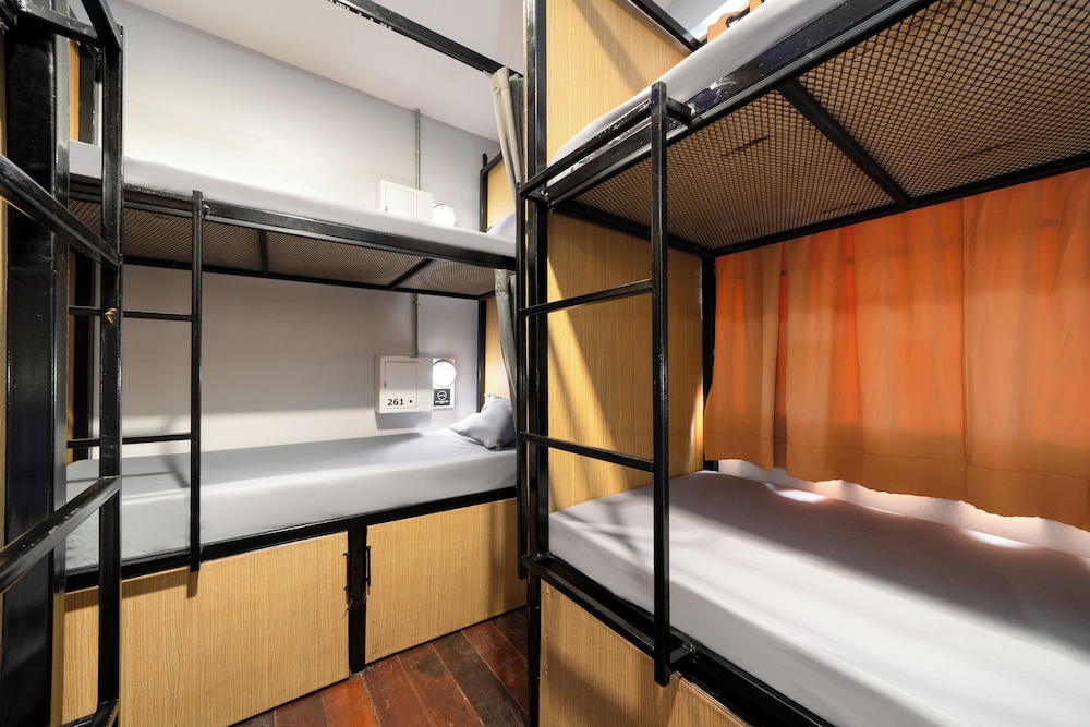 Female Dorm, Female Only, 6 Beds, 6 Bunk Beds