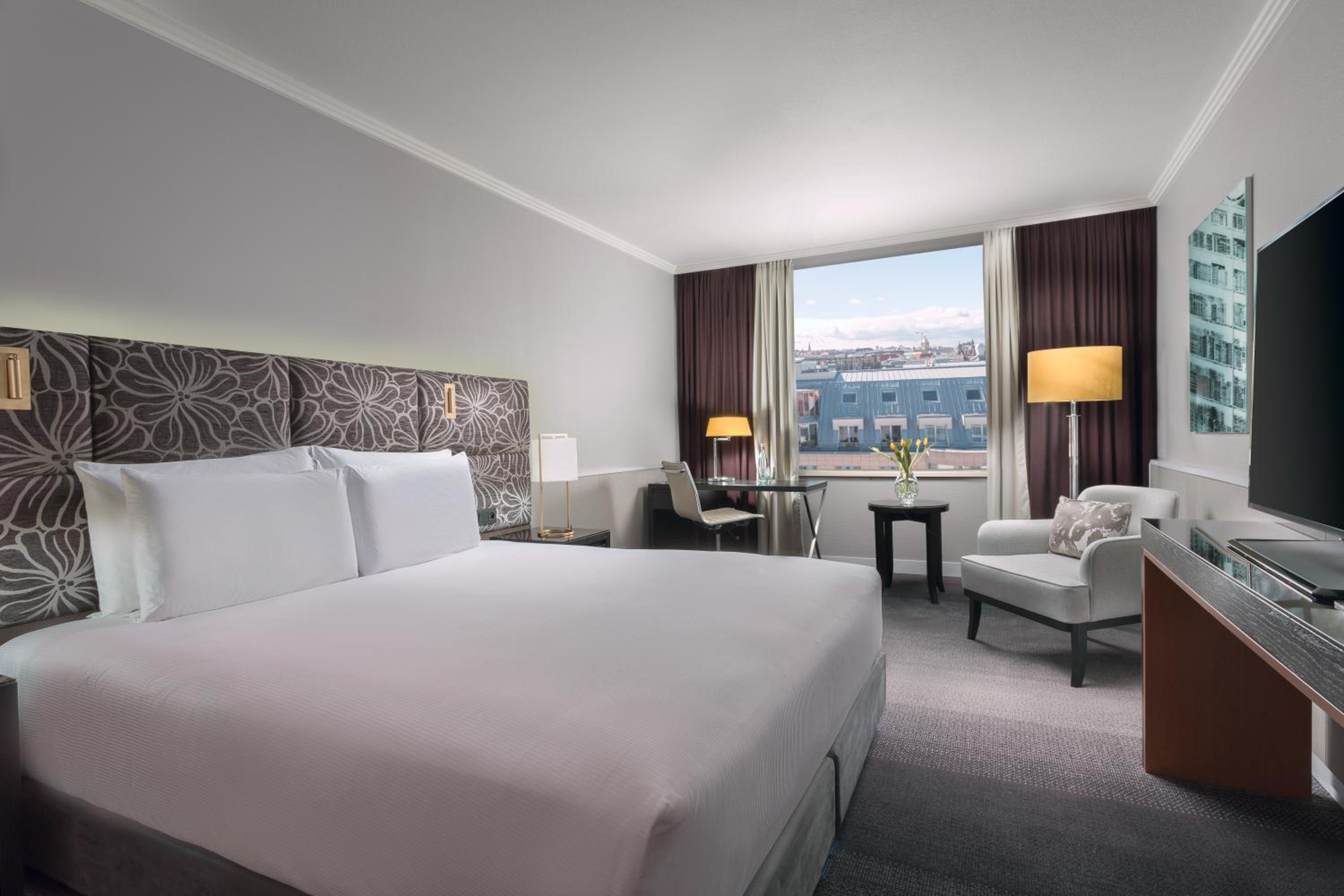 DELUXE, KING BED, CITY VIEW