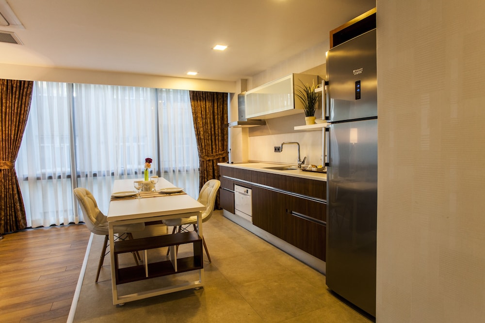 LIV SUIT HOTEL 10/58