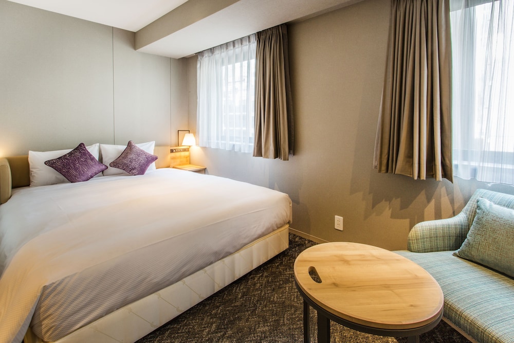Universal, Queen Bed