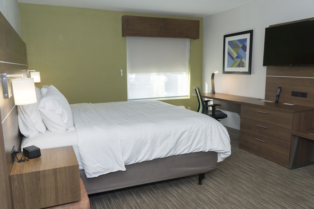 Holiday Inn Express Hotel & Suites Madison 12/60
