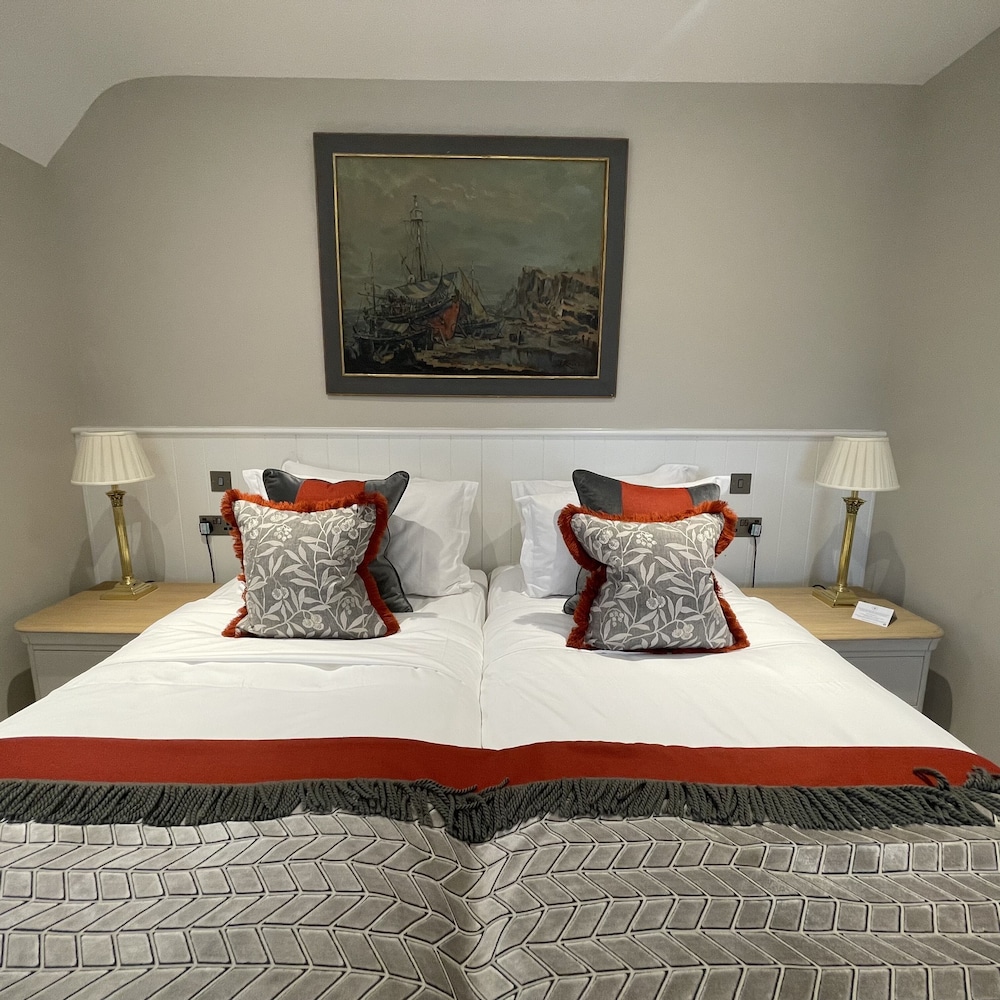 3 Bedrooms, Grand, Cottage, 2 Queen and Twin Beds
