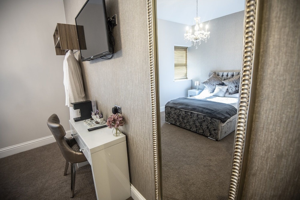 The George Wright Boutique Hotel, Bar & Restaurant 40/44