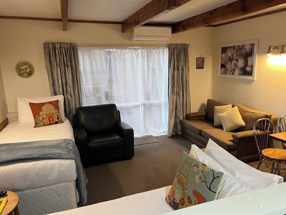 Cottage Mews Motel 48/72