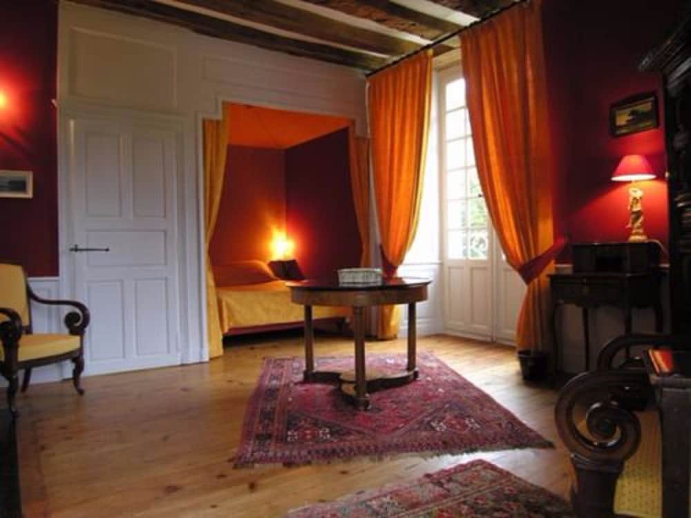 Chateau Du Plessis-Anjou 10/36
