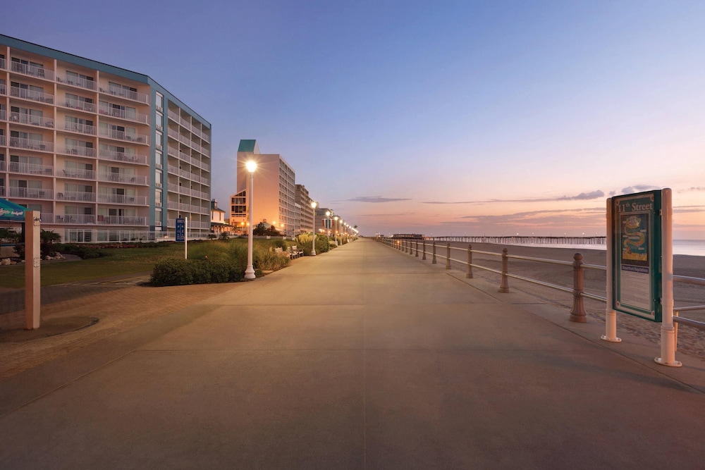 Surfbreak Oceanfront Hotel, Ascend Hotel Collection 54/61