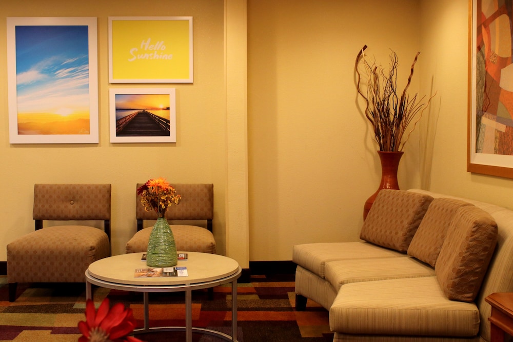 Days Inn Suites By Wyndham Bloomington Normal Il 30/45