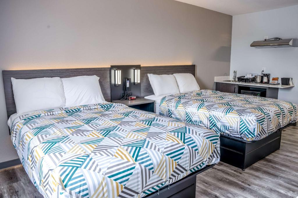 2 Full Beds - Non-Smoking, Kitchen