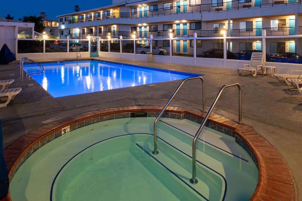 Edgewater Inn And Suites 42/76