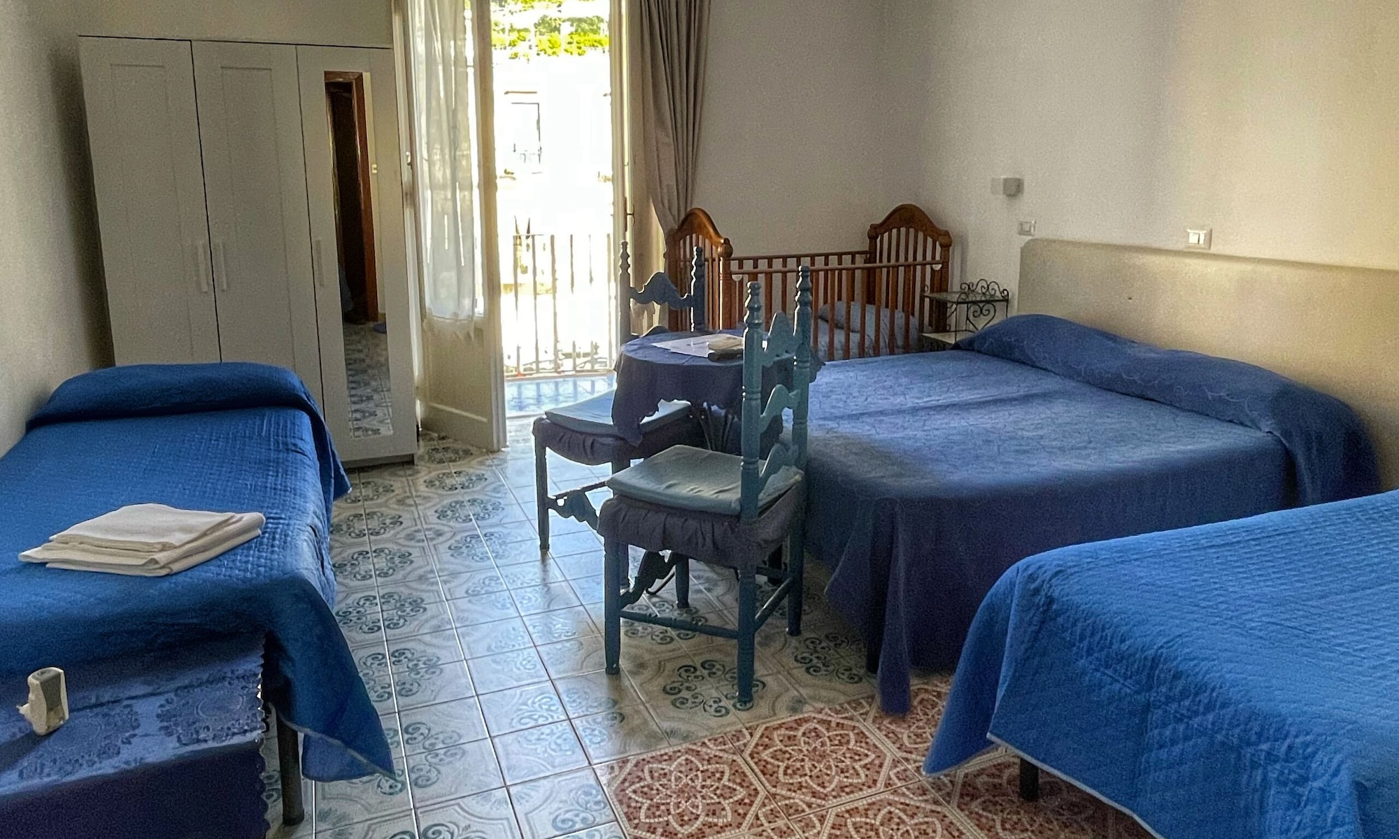 ROOM, QUADRUPLE