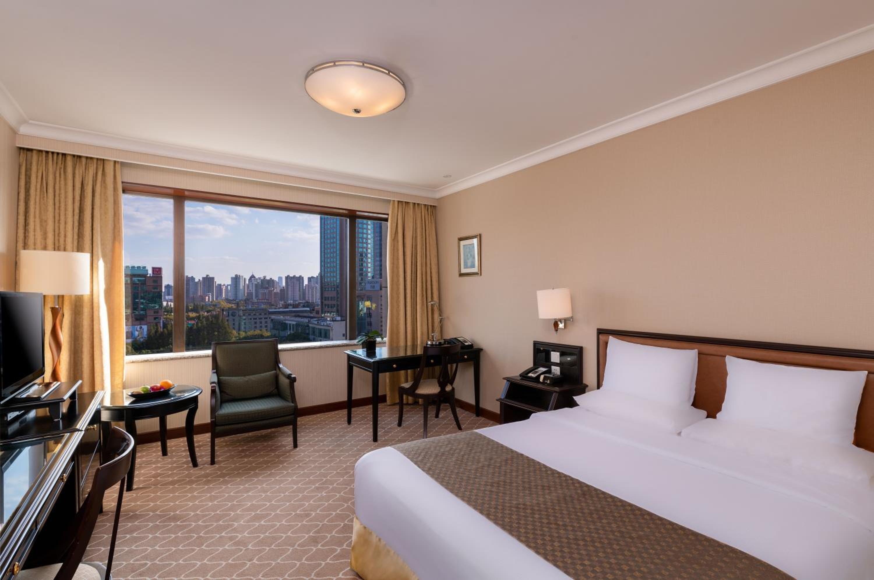 SUPERIOR, QUEEN BED