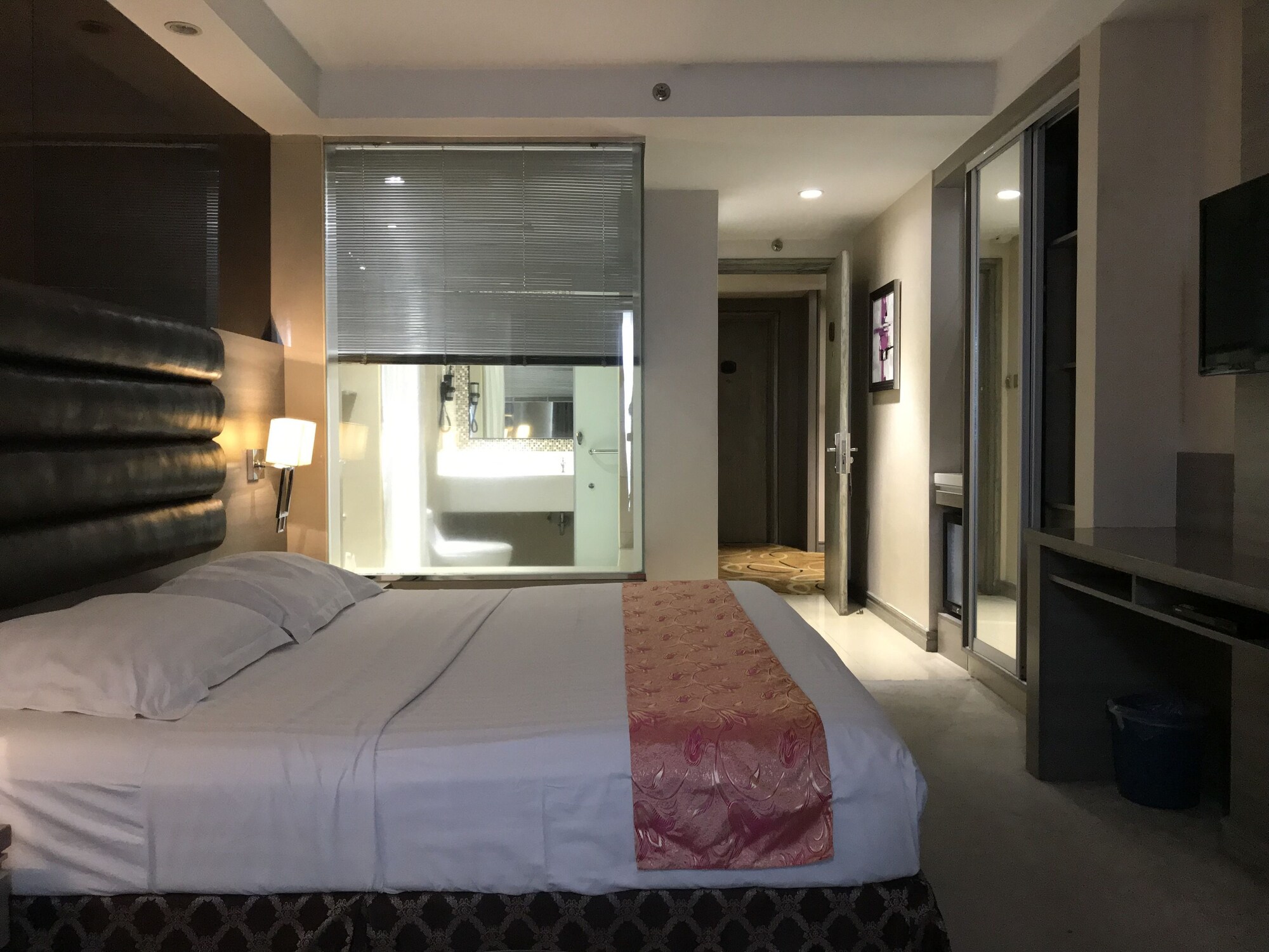 DELUXE, KING BED, PRIVATE BATHROOM