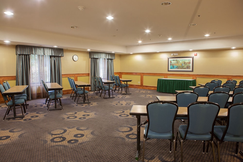 Holiday Inn Express Hotel Suites Canton 49/62