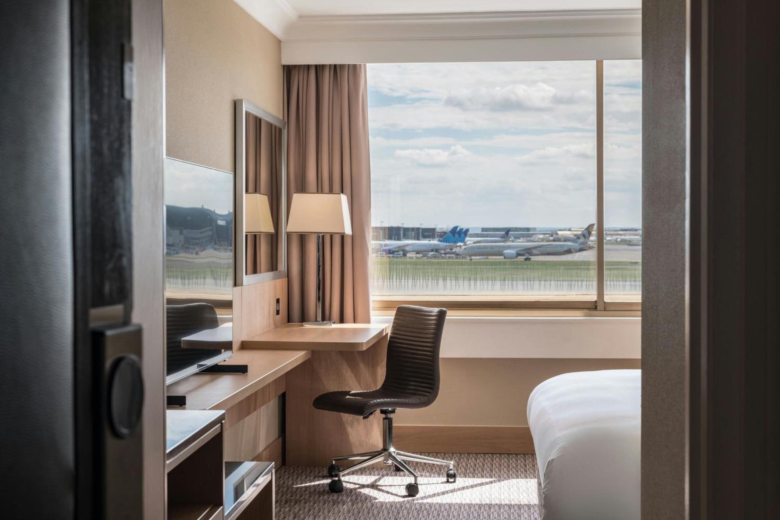 Superior, Double Bed, Runway View، RENAISSANCE LONDON HEATHROW HOTEL 9/9