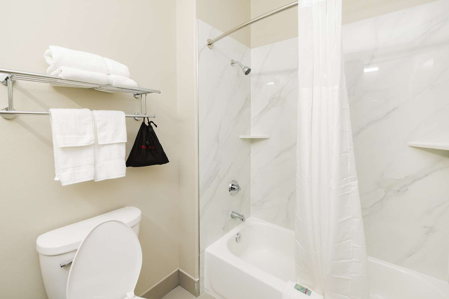 غرفة بسريرين كوين بمطبخ صغير، SureStay Studio by Best Western Conroe Downtown 9/9
