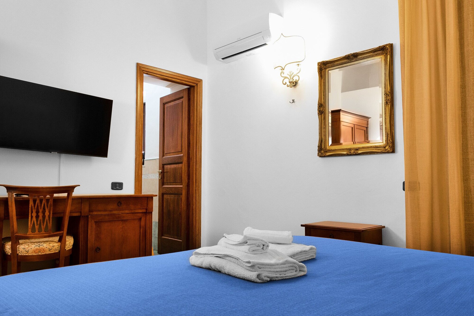 Deluxe, Quadruple, Double and Twin Beds, Castle View, Patio، Hotel Villa de Pasquale 2/6