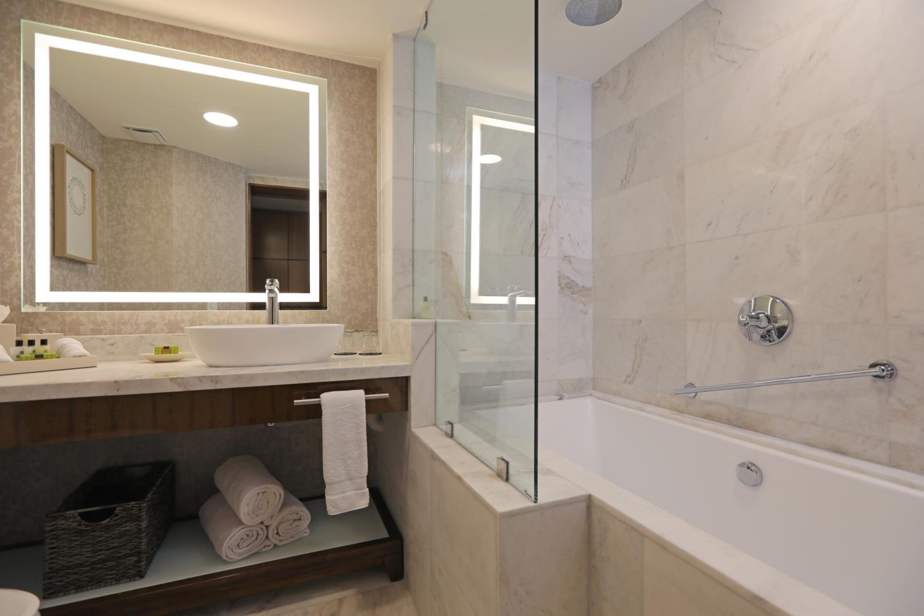 غرفة بريميوم بسريرين منفصلين مع دخول الصالة، InterContinental Costa Rica at Multiplaza Mall, an IHG Hotel 3/3