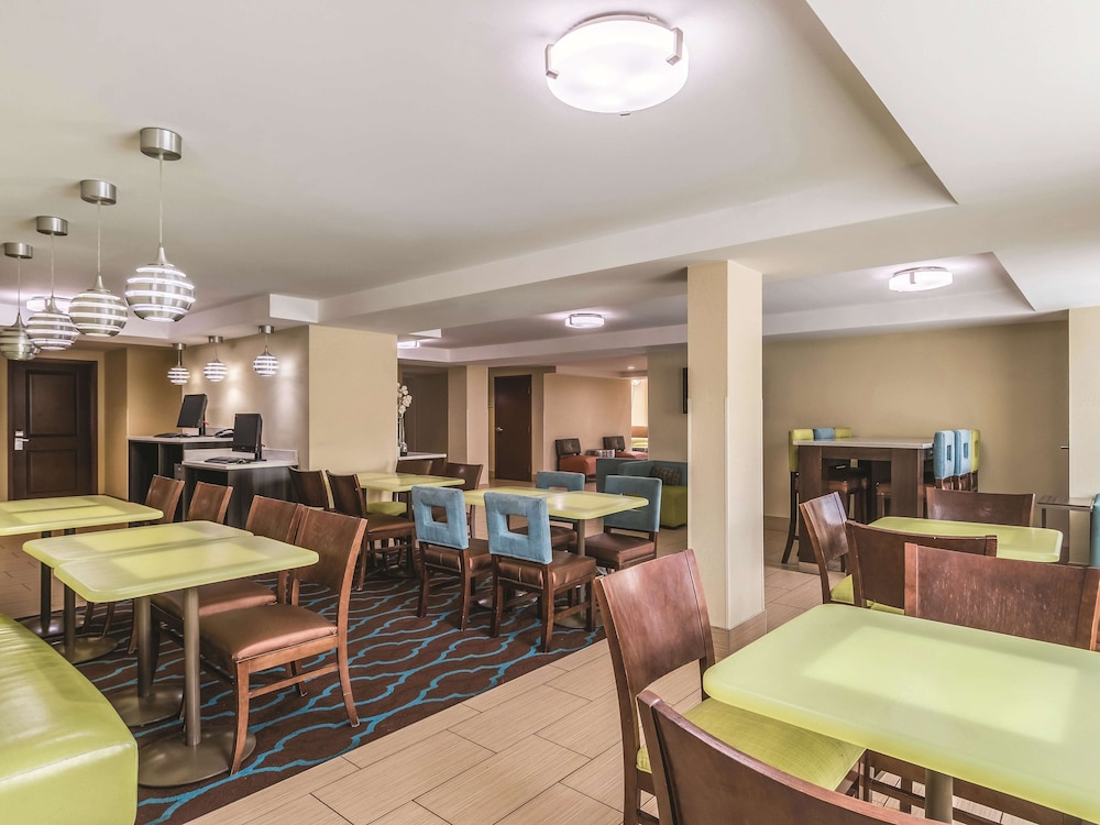 La Quinta Inn & Suites by Wyndham Knoxville Papermill 32/45