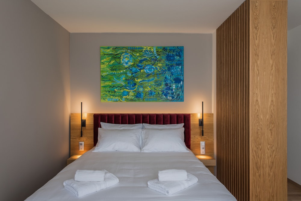 DELUXE, DOUBLE OR TWIN BED