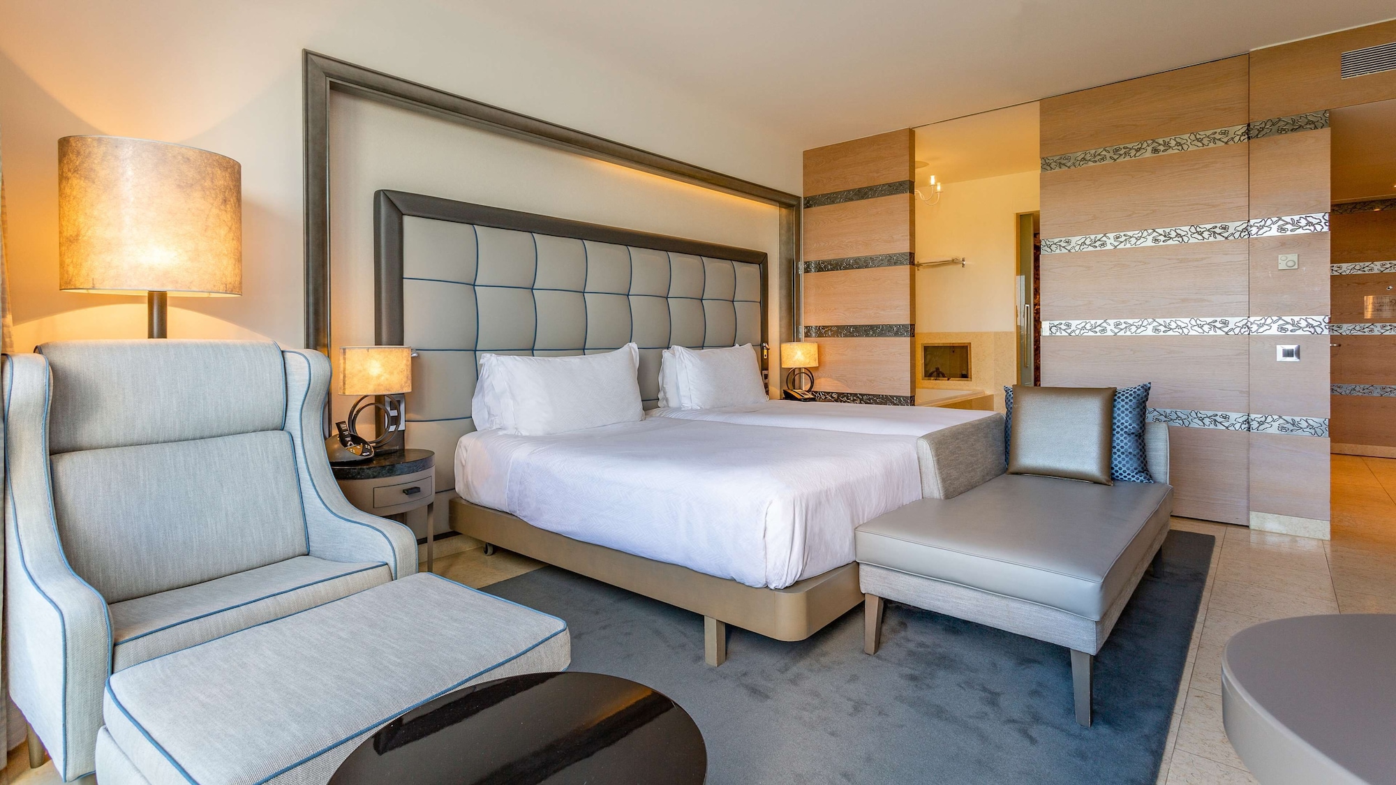 DELUXE, TWIN BEDS, POOL VIEW