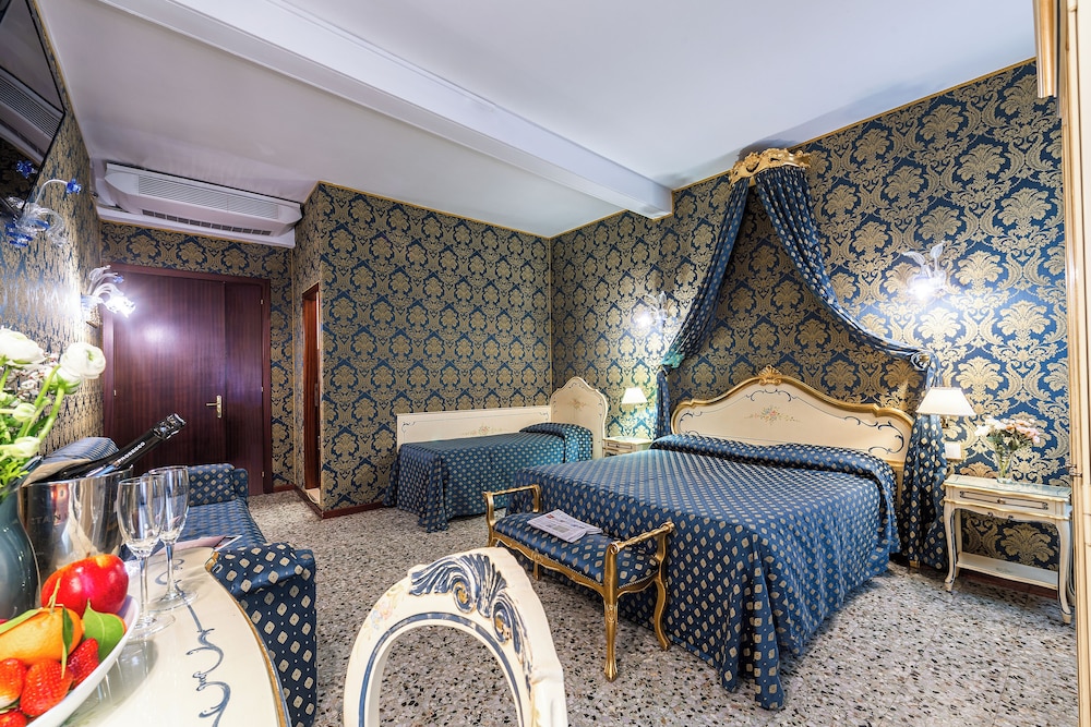 DELUXE, QUEEN BED