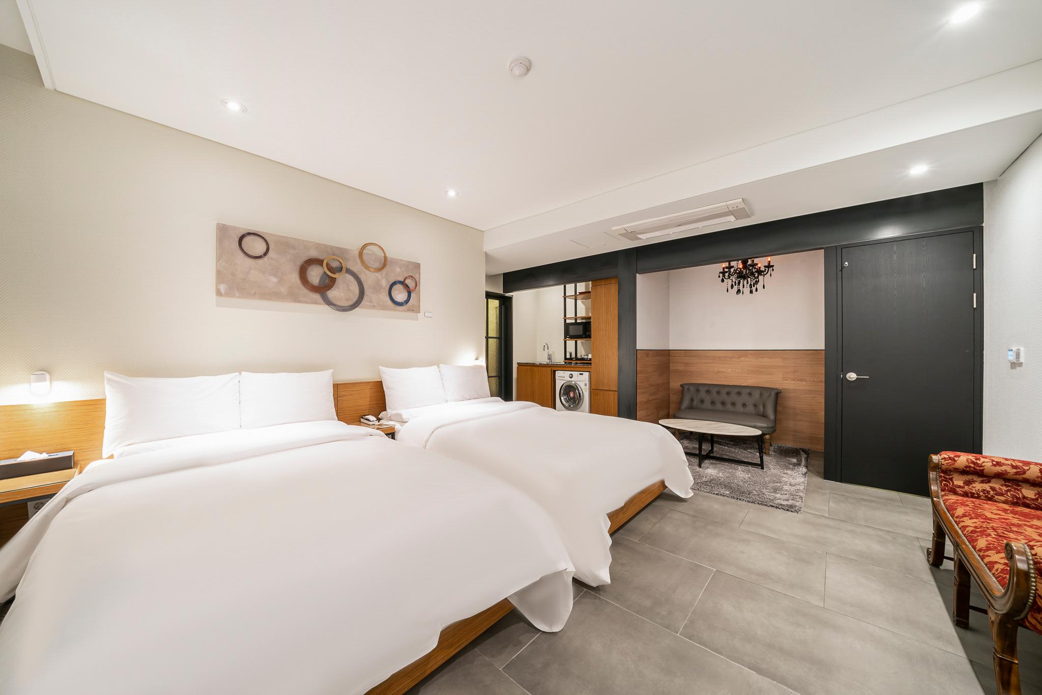 DELUXE, TWIN BEDS, WASHING MACHINE, BATHTUB