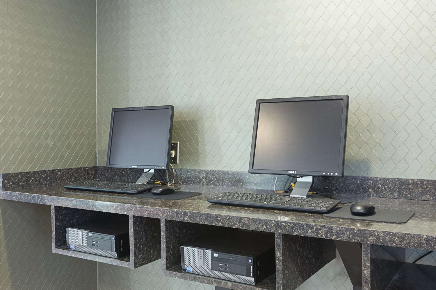 Quality Suites Lansing West 32/45