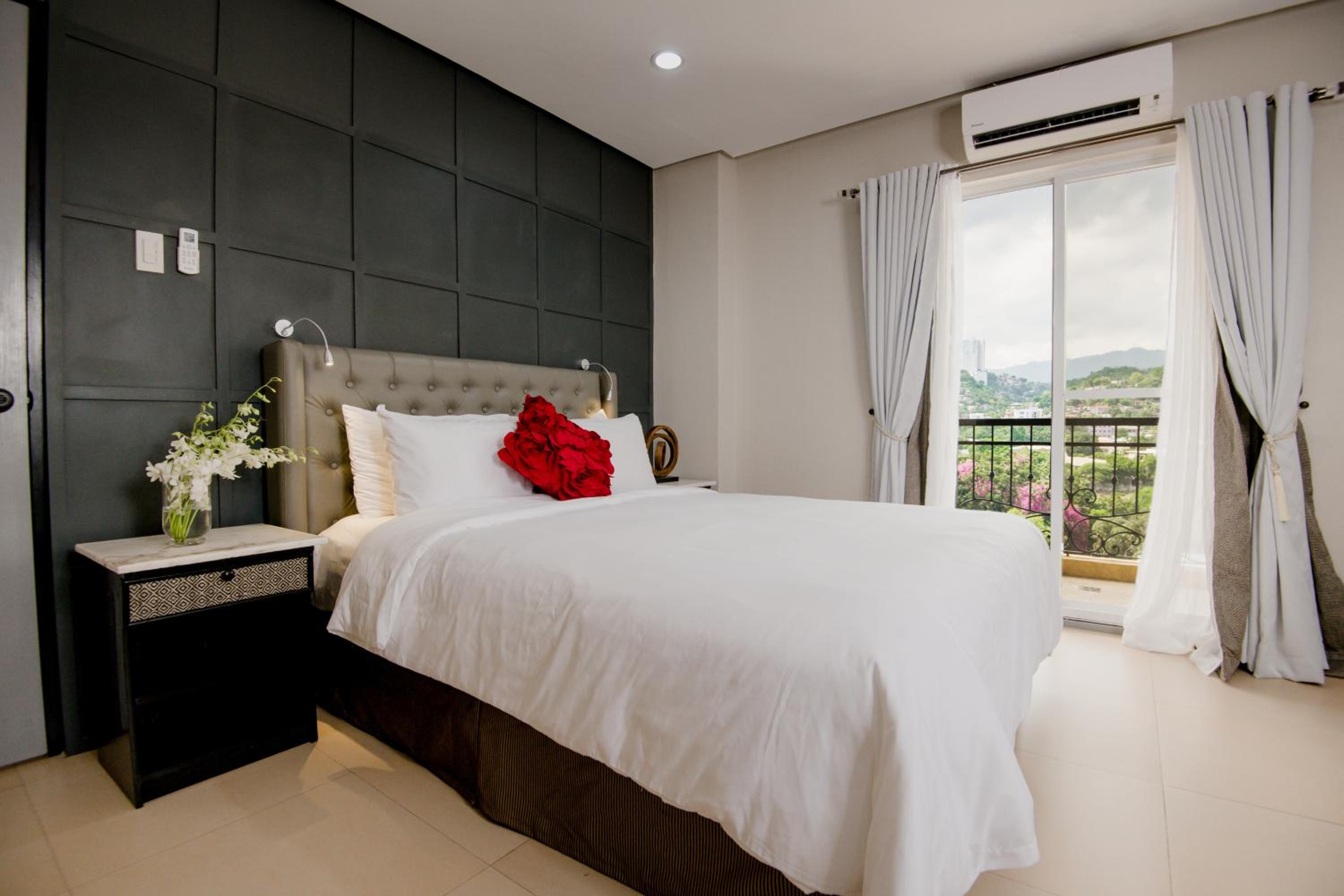 Penthouse Suite, 3 Double Beds, Mountain View