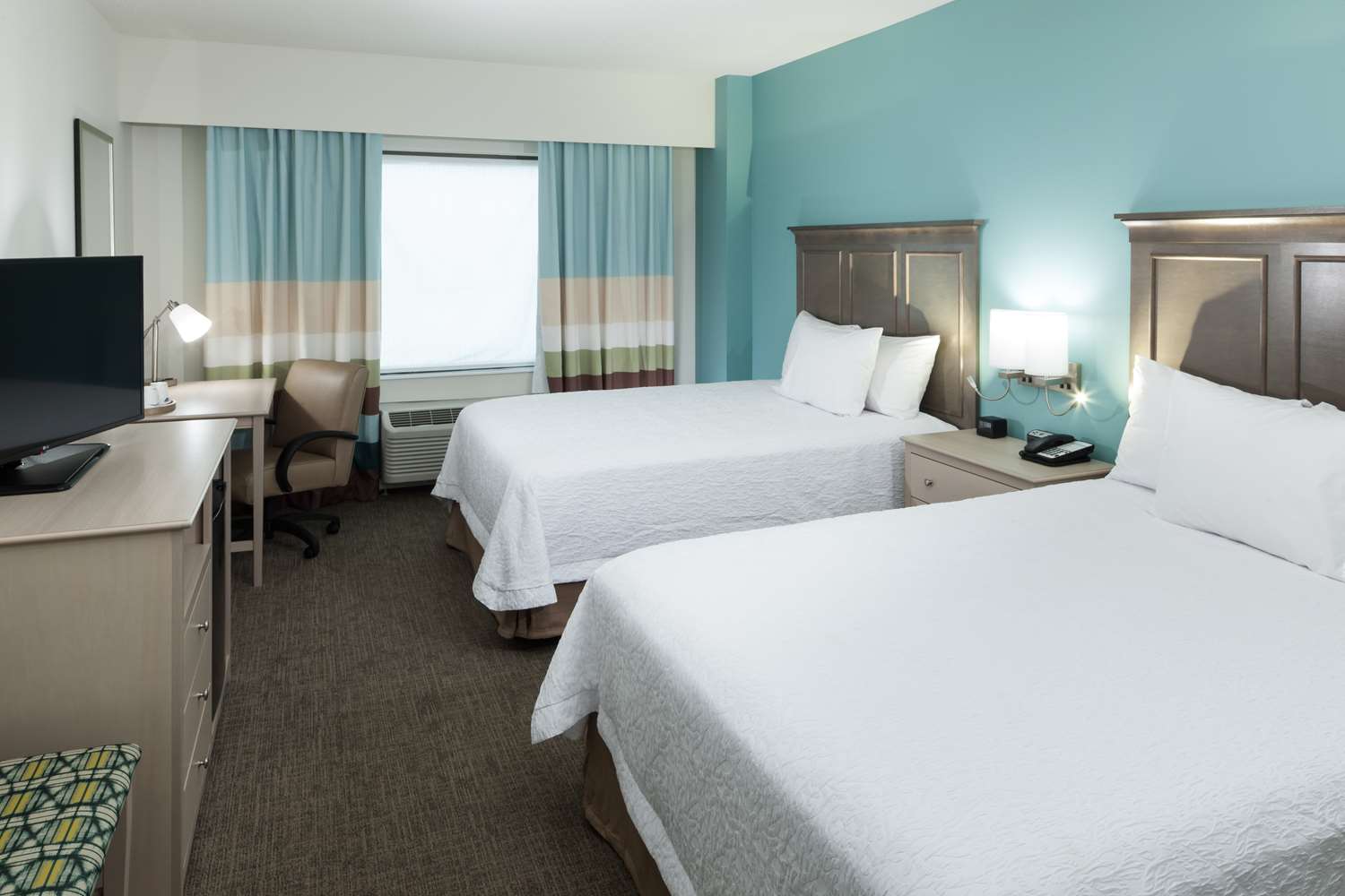 غرفة تنفيذية بسريرين كوين بإطلالة على المسبح