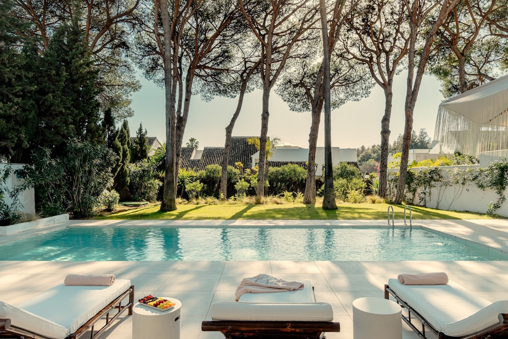 Host Villas & Suites 27/50