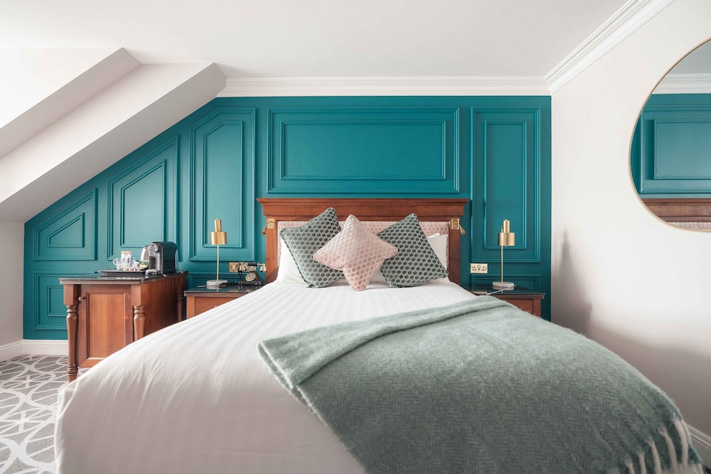 PREMIUM, QUEEN BED