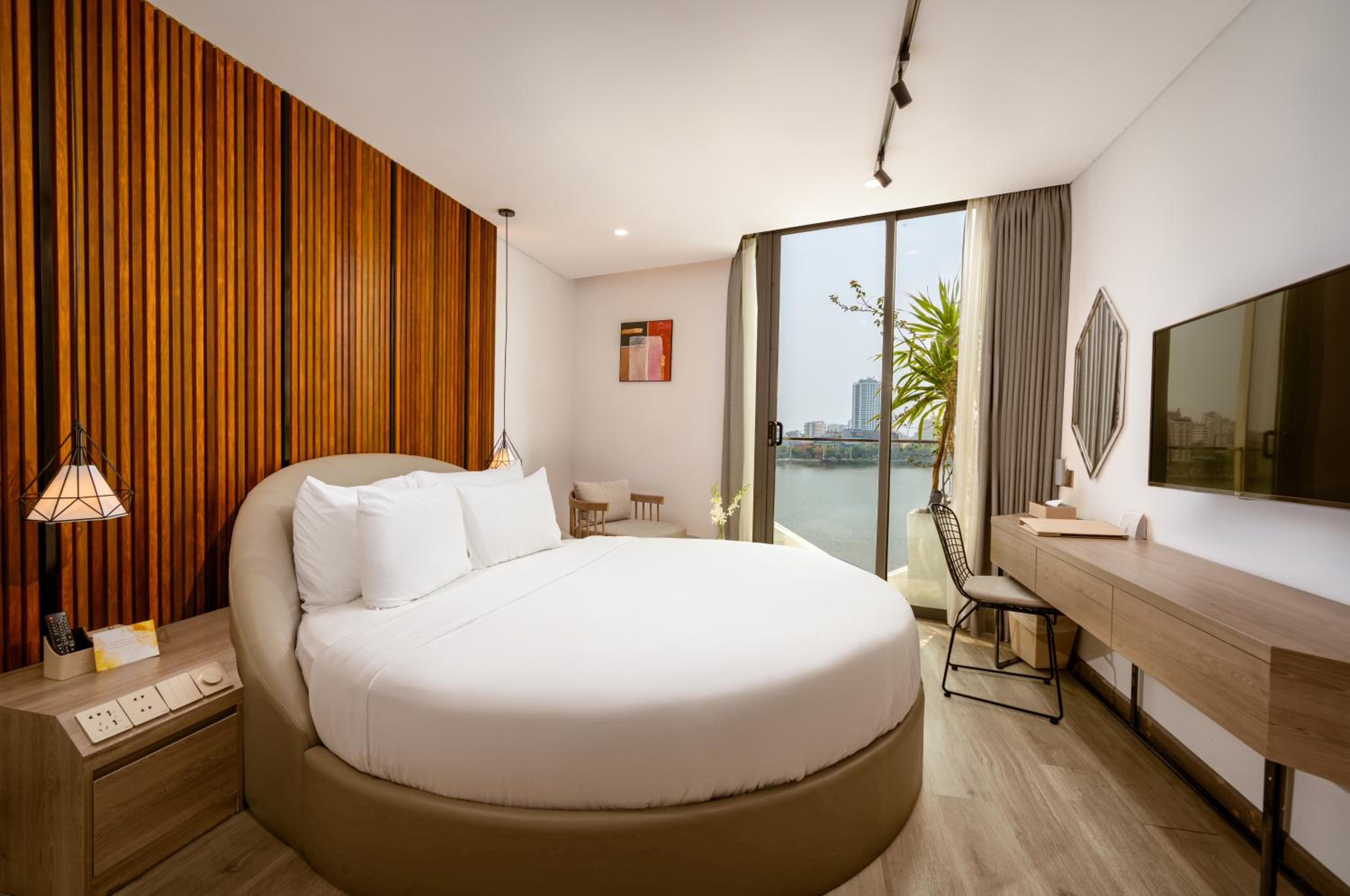 Deluxe, Queen Bed, River Front, Balcony