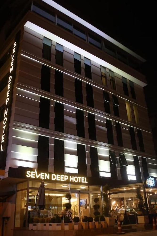Seven Deep Hotel 2/42