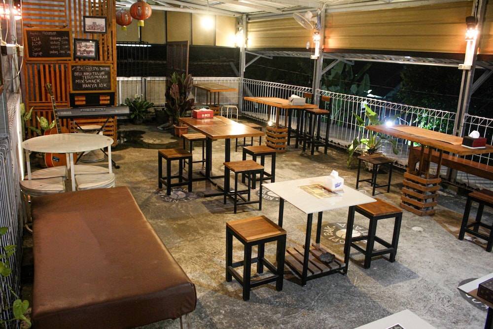Super OYO Capital O 2258 Santana Syariah Guest House 31/41