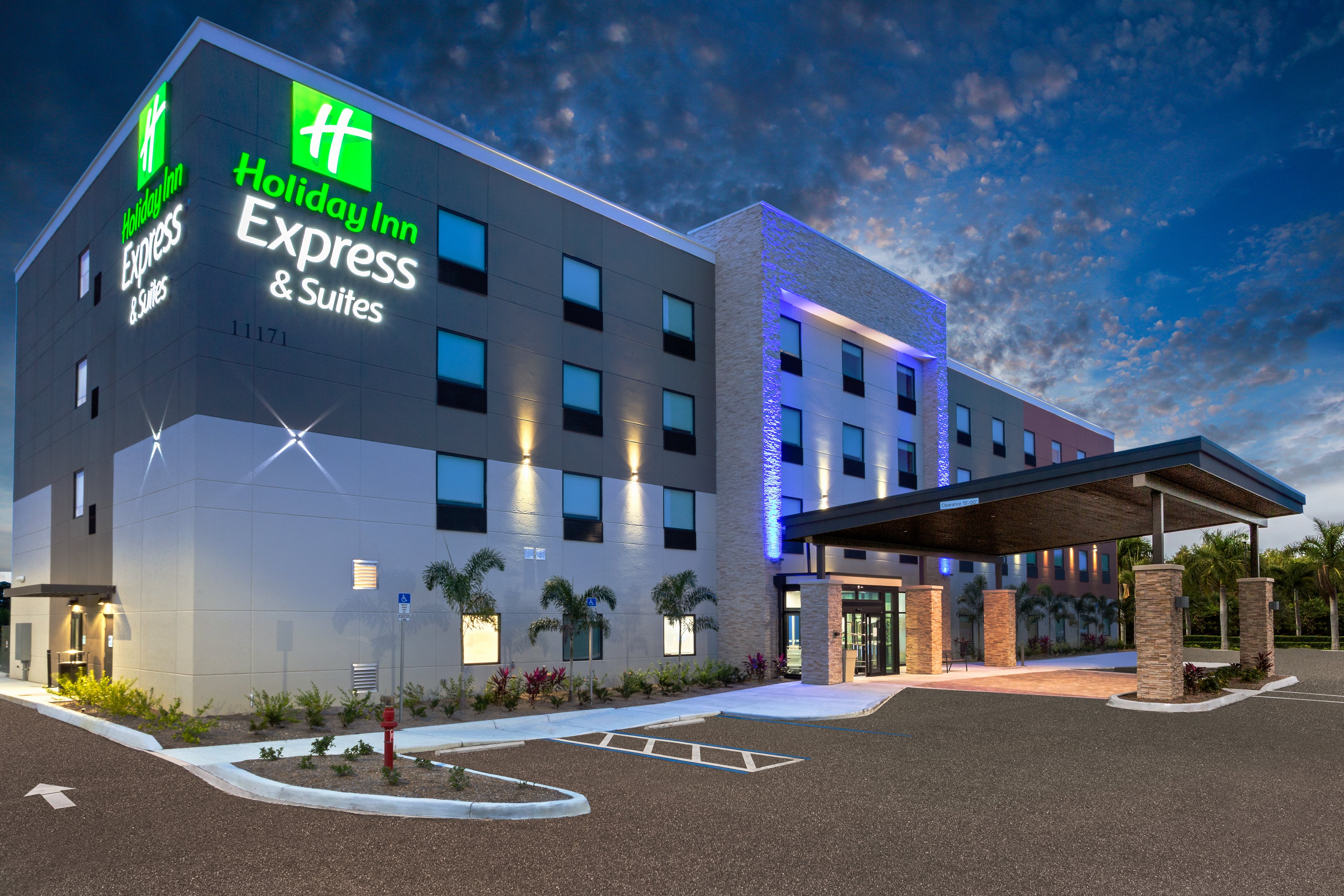 Holiday Inn Express & Suites Ft Myers Beach-Sanibel Gateway 1/23