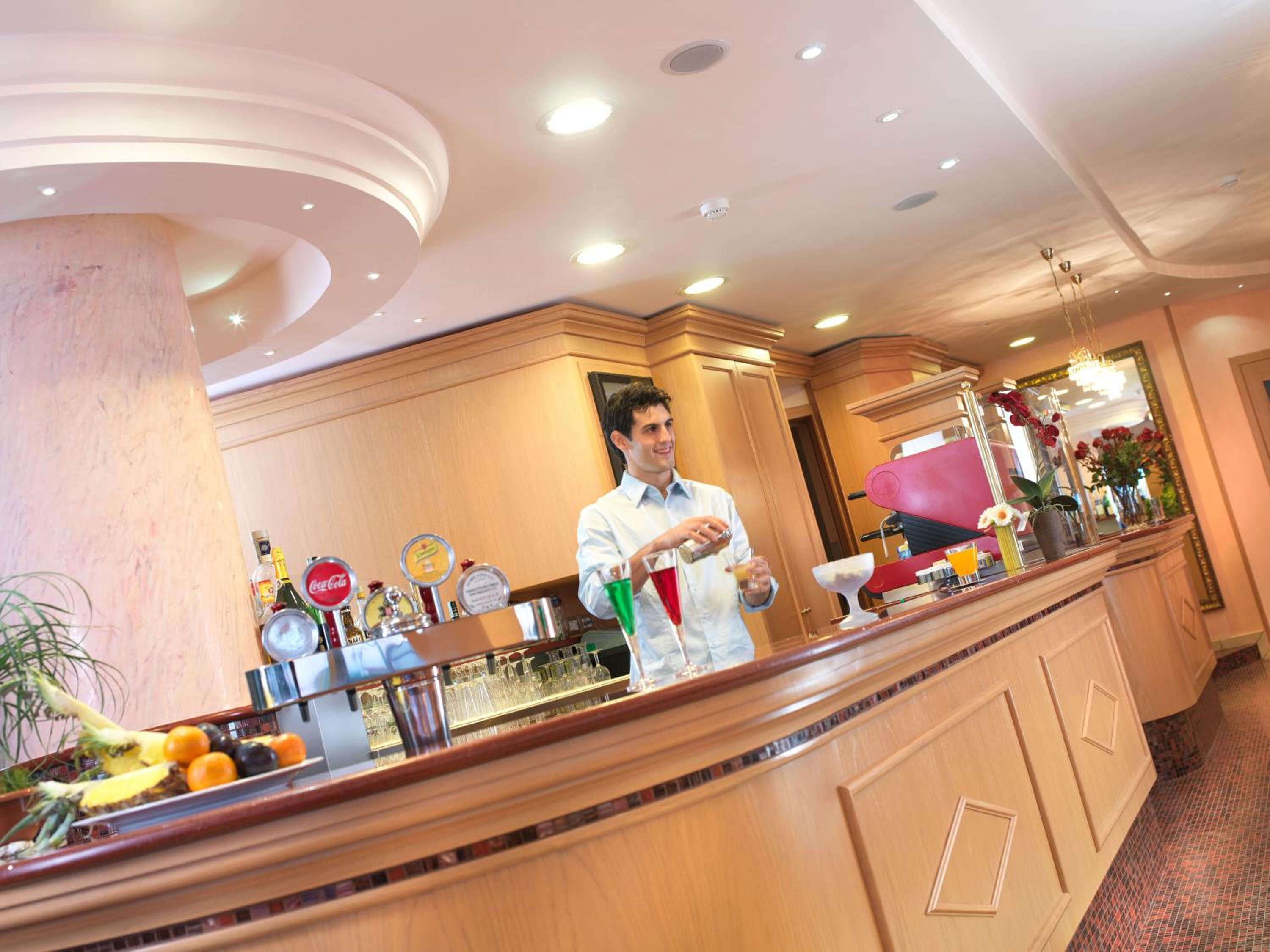 Hotel Mondial 6/48
