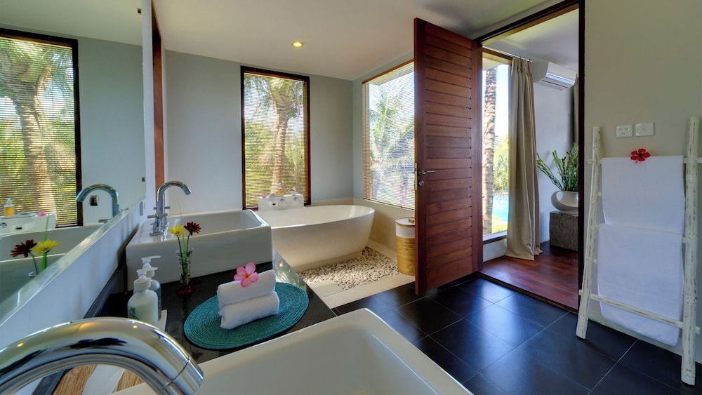 فيلا بأربعة أسرّة وسريرين كينج بإطلالة على البحر بـ5 غرف نوم، Malimbu Cliff Villa 5/6