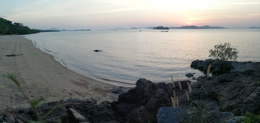 Jansom Beach Resort 63/67