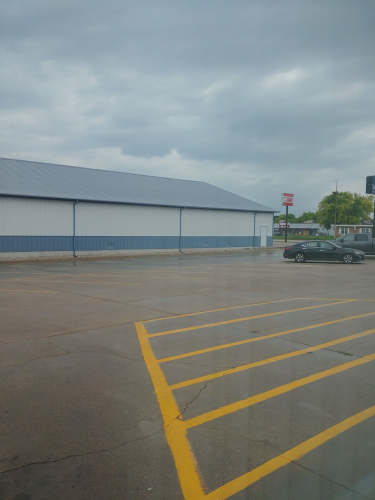 Boarders Inn and Suites Broken Bow 27/43
