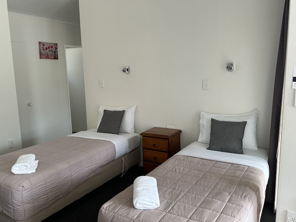 Middle Park Motel 13/63