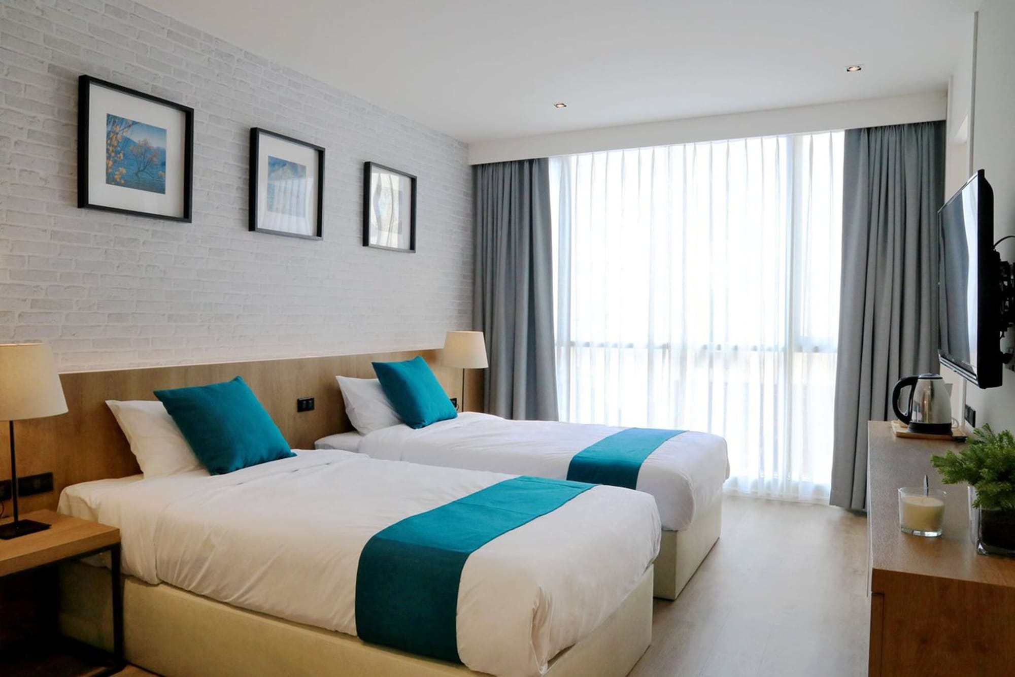 DELUXE, TWIN BEDS