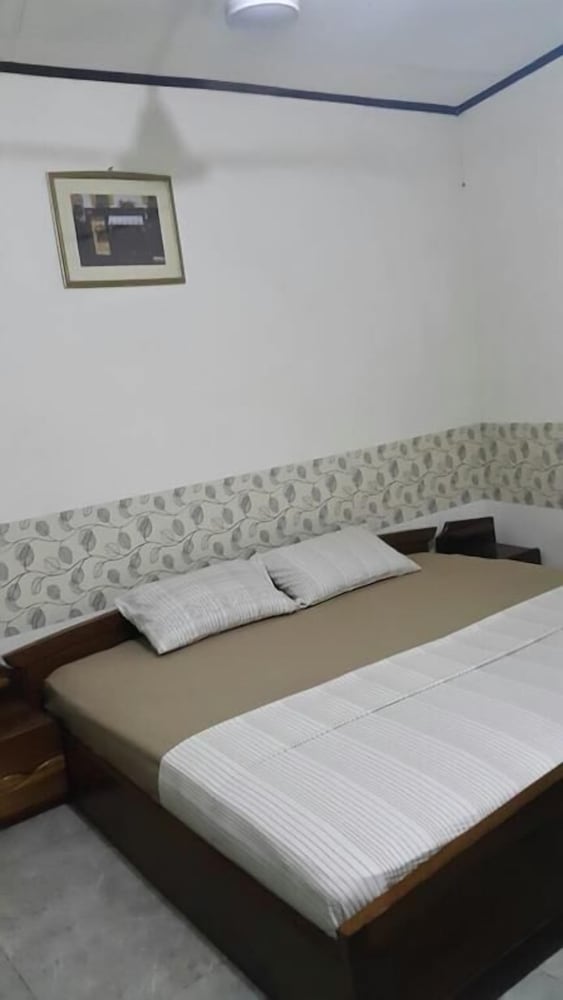 Inn-Syde Guest House 7/18