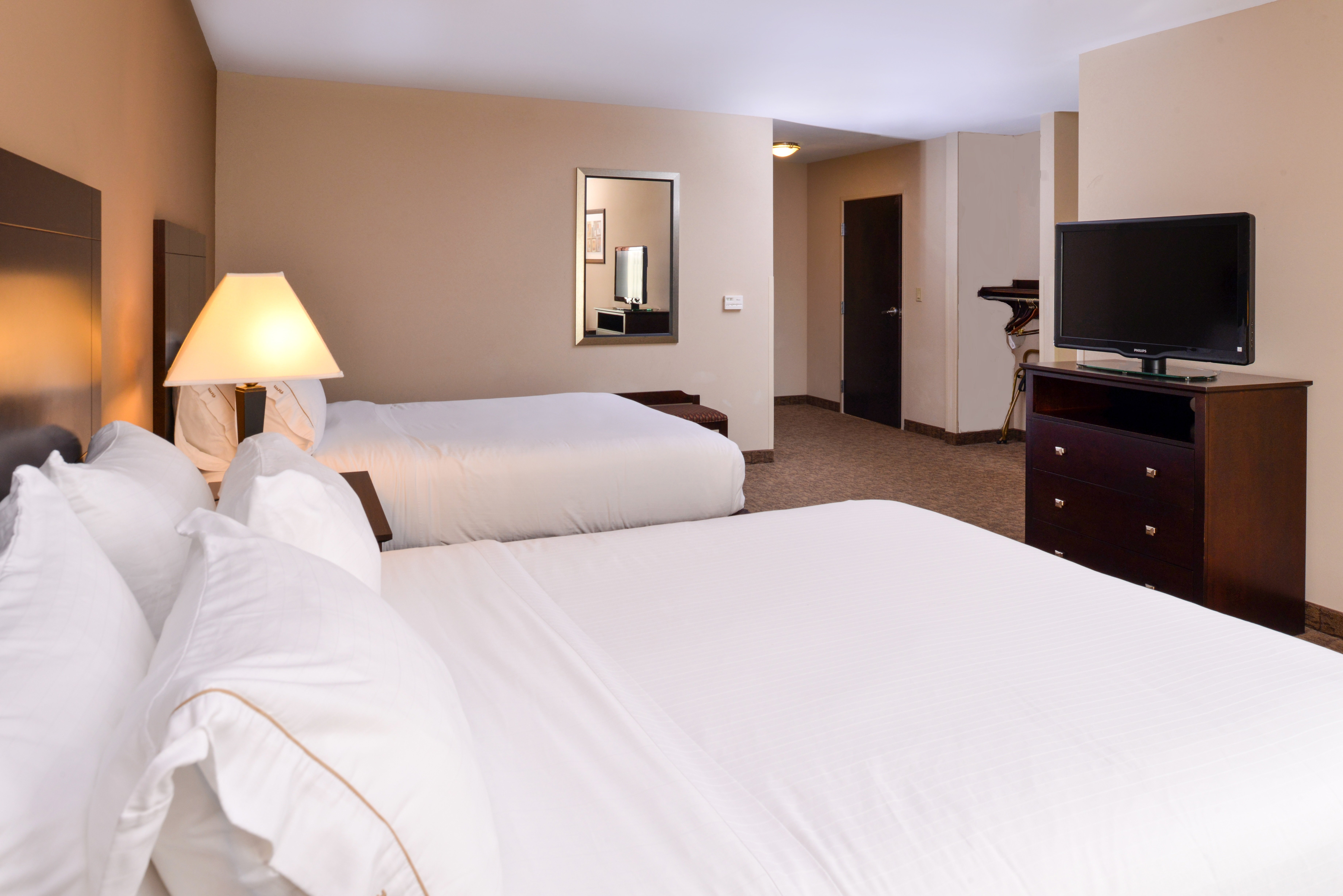 Holiday Inn Express Hotel And Suites Fairmont 24/64