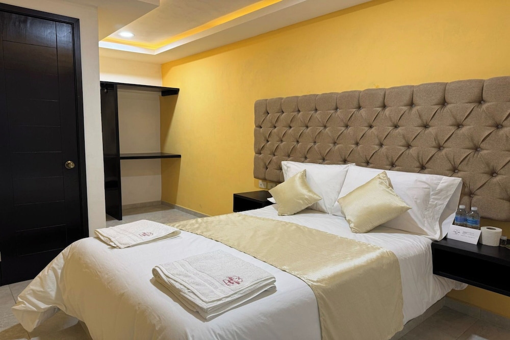 OYO Hotel Familiar Tollan 16/38