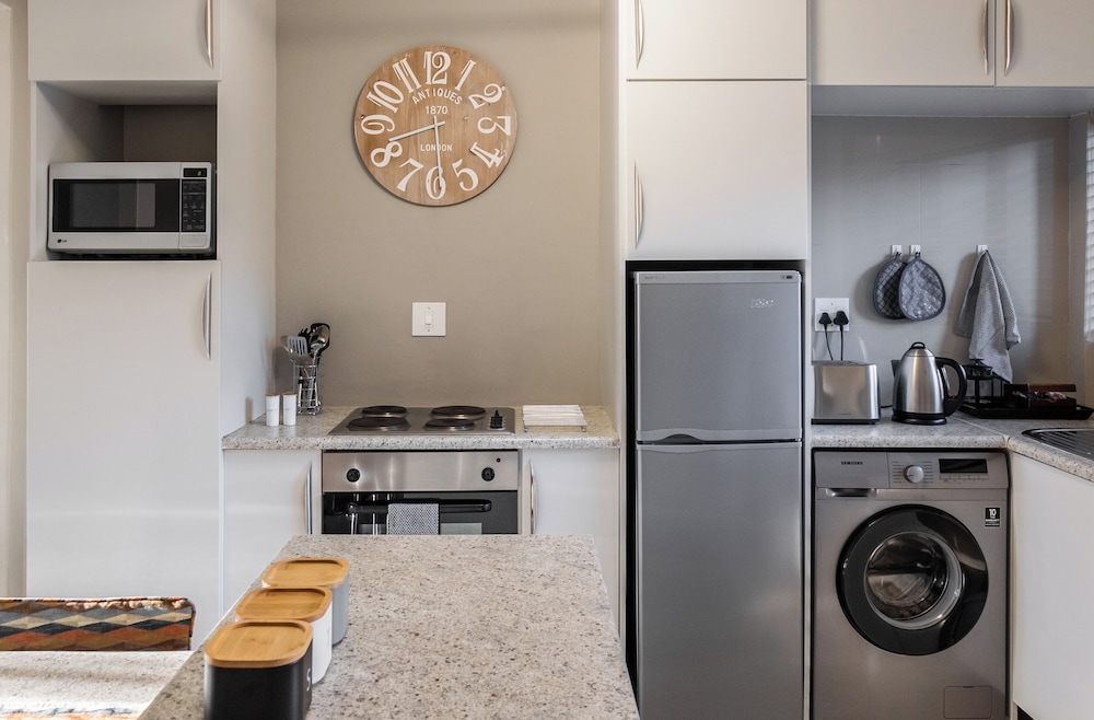 Hillside Executive Accommodation 48/59